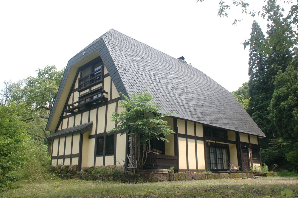 Yellow House: Revived koiminka farm house in Taketokoro with German Slate Roof